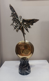 Икар - скулптура на Диан Георгиев