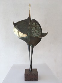 Птицата - скулптура на Милко Добрев