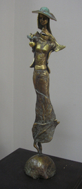 Жена с ябълка - скулптура на Любен Бонев