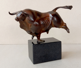 Бягащ бик - скулптура на Петър Илиев
