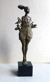 Жена с птица II - скулптура на Петър Илиев
