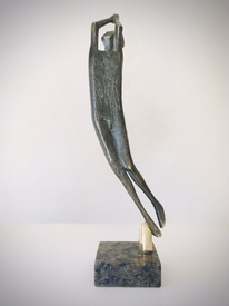 Нагоре - скулптура на Милко Добрев