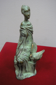 Жена с птица - скулптура на Петър Илиев
