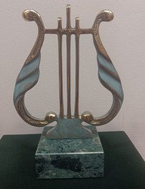 Лира - скулптура на Богдан Бондиков