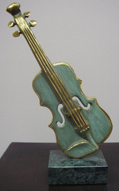 Цигулка - скулптура на Богдан Бондиков 