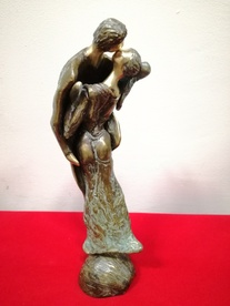Целувка I - скулптура на Любен Бонев