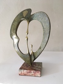 Докосване - скулптура на Милко Добрев