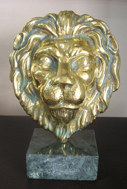 Лъв  - скулптура на Богдан Бондиков