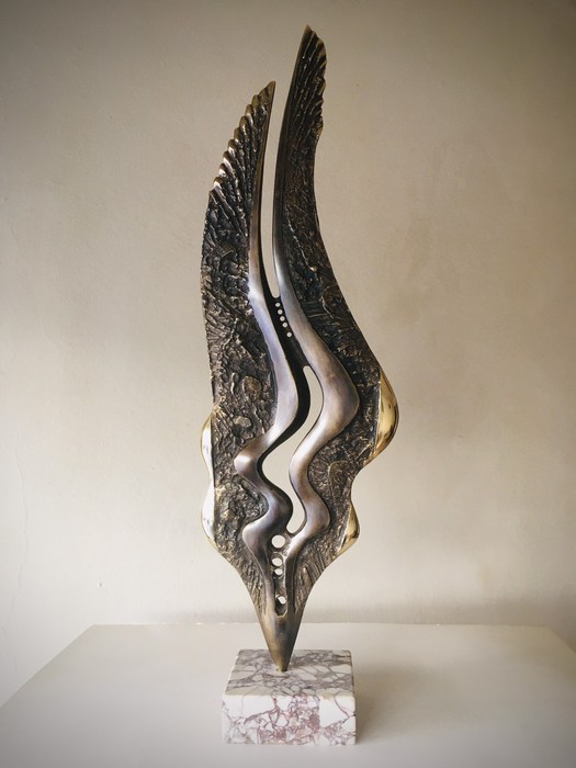 Криле на щастието - скулптура на Милко Добрев