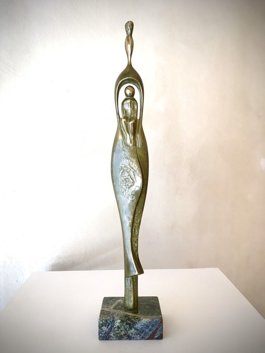 Обич - скулптура на Милко Добрев
