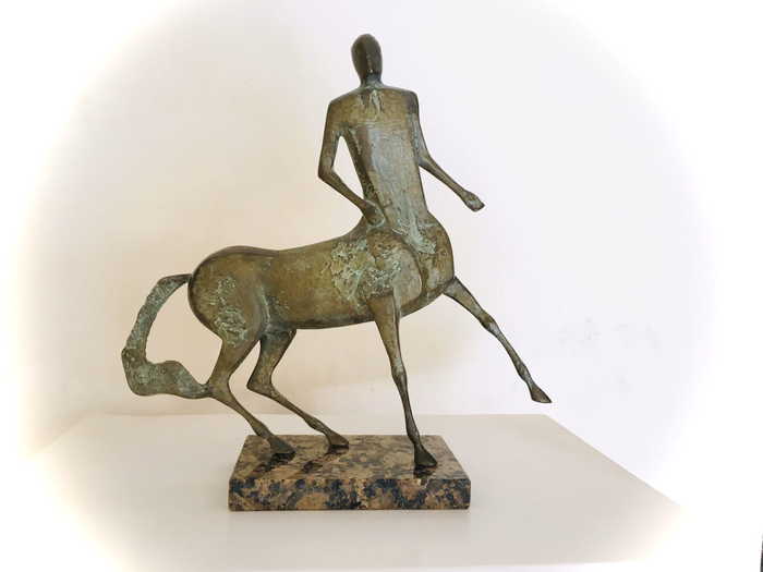 Кентавър - скулптура на Милко Добрев