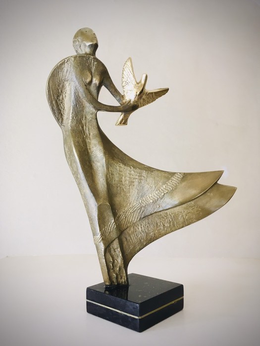 Жена с птица II - скулптура на Милко Добрев