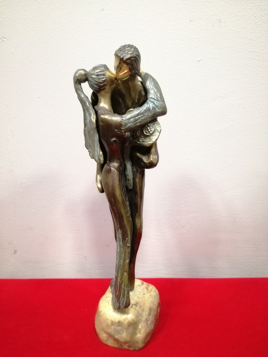 Прегръдката - скулптура на Любен Бонев