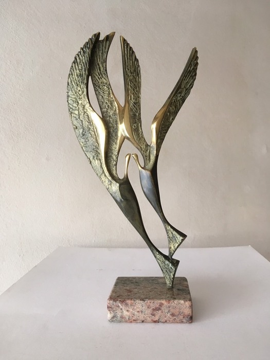 Влюбени птици -  скулптура на Милко Добрев