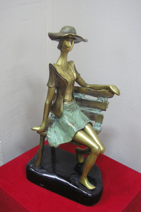  Жена на пейка - скулптура на Любен Бонев 