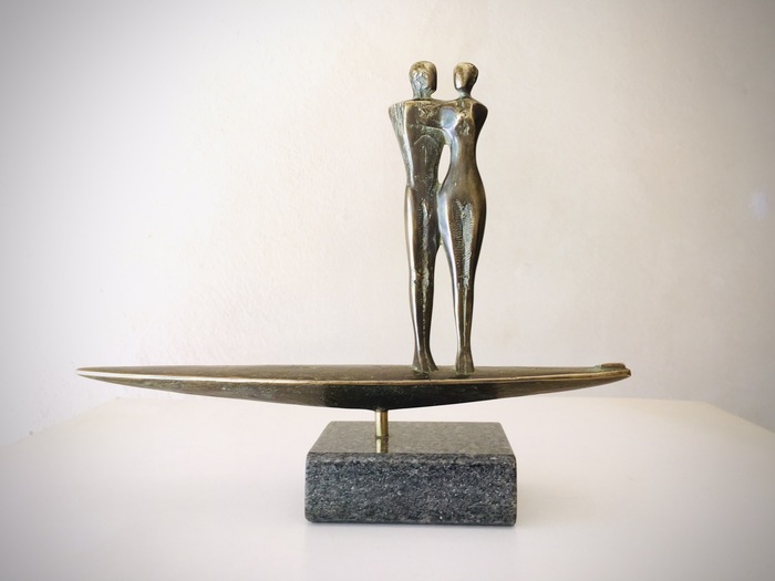 Лодка за двама - скулптура на Милко Добрев