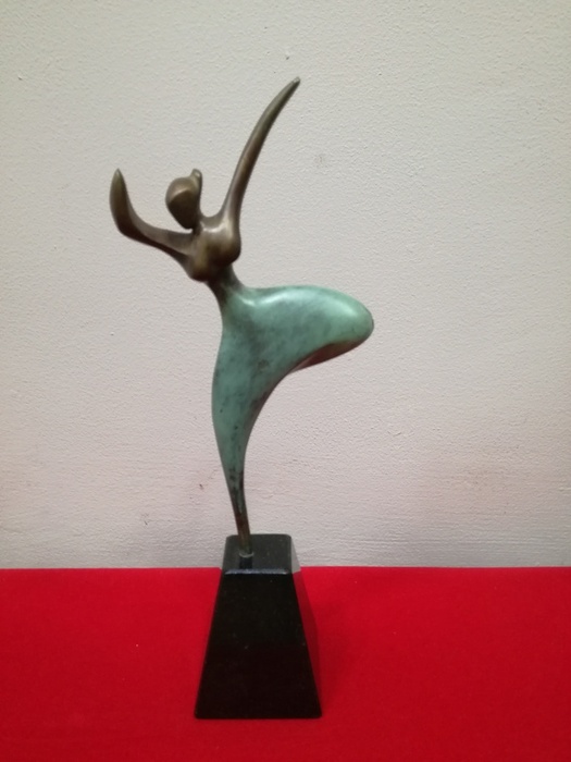 Балерина - скулптура на Александър Пройнов 
