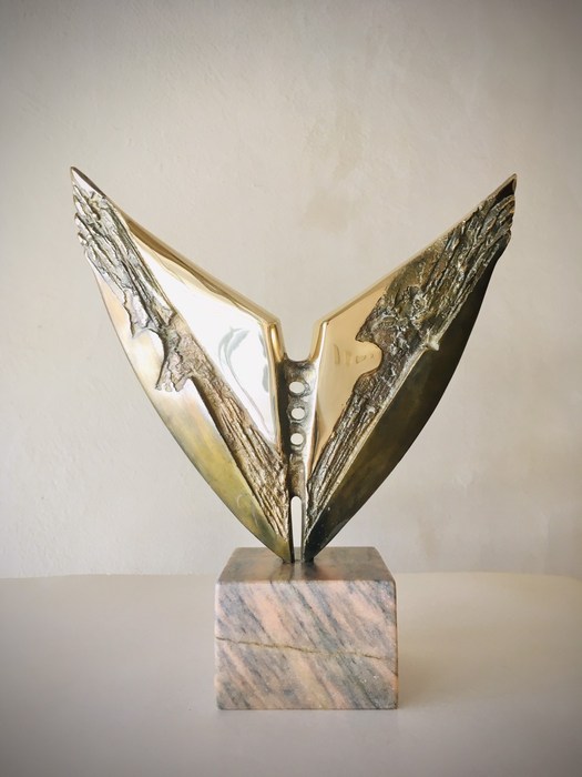 Криле - скулптура на Милко Добрев