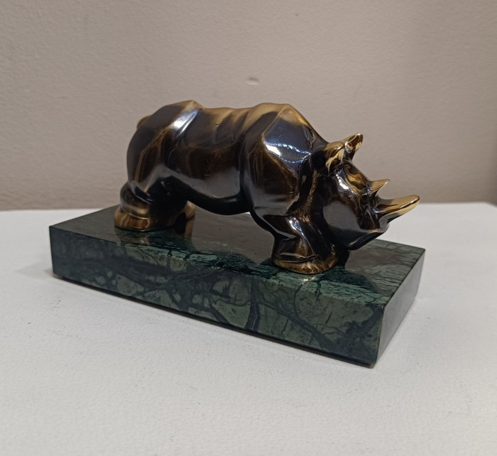 Носорог - свкулптура на Богдан Бондиков